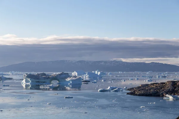 Coastline and Icebergs in Rodebay, Greenland — Stock Photo, Image