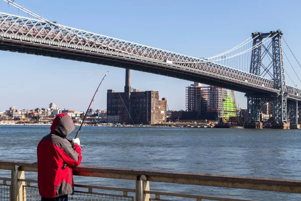 在纽约市威廉斯堡大桥的渔民 — 图库照片
