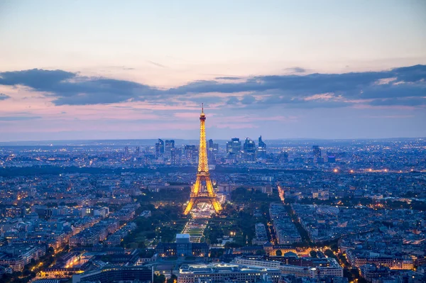 Verlichte toren van Eiffel in Parijs bij nacht — Stockfoto