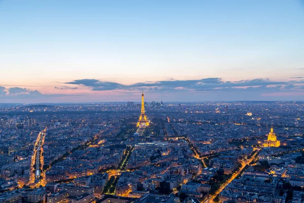 Verlichte toren van Eiffel in Parijs bij nacht — Stockfoto