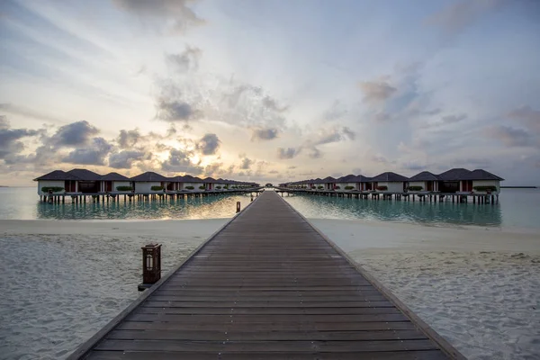Ανατολή ηλίου: Μαλδίβες παραδεισένιο νησί — Φωτογραφία Αρχείου