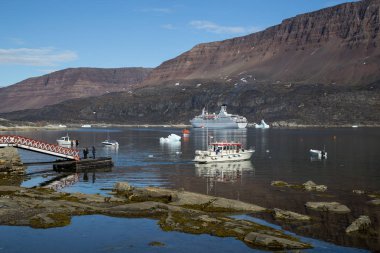 Qeqertarsuaq Harbor'da, Grönland demirlemiş gemi cruise