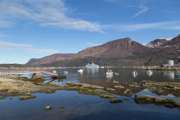 Navio de cruzeiro ancorado no porto de Qeqertarsuaq, Gronelândia — Fotografia de Stock