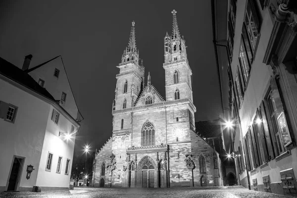 Katedra w Bazylei w nocy w czerni i bieli — Zdjęcie stockowe