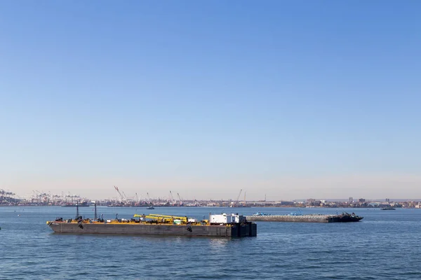 Две нефтяные баржи в Байоннском порту — стоковое фото
