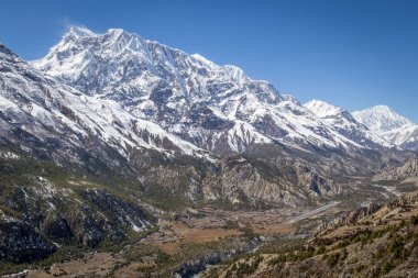 Manang Köyü ve Nepal dağlar