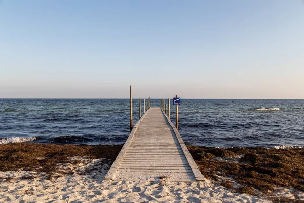 Houten Pier in Ishoj strand, Denemarken — Stockfoto