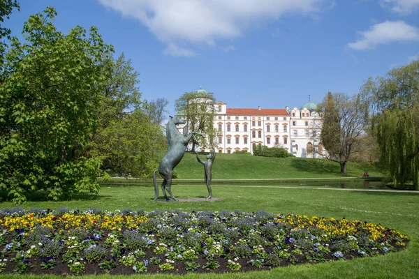 Estatua de caballo y castillo de Celle — Foto de Stock