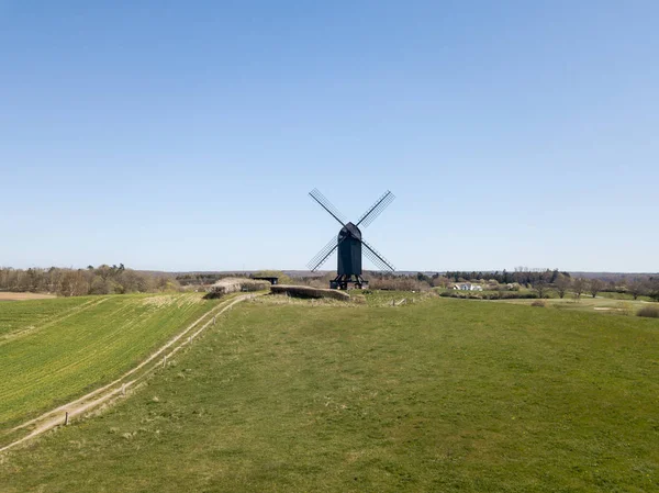 歴史的なデンマーク風車の航空写真 — ストック写真