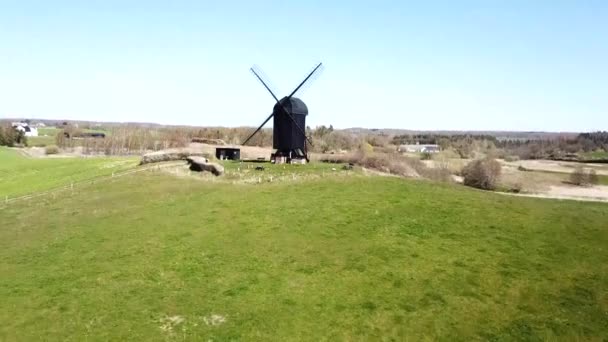 Vista aérea del histórico molino de viento danés — Vídeo de stock