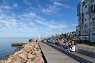 Malmö, İsveç'te kaldırımdaki insanlar