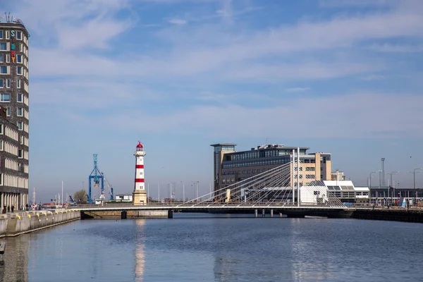 Vuurtoren en universiteits brug in de haven van Malmö — Stockfoto