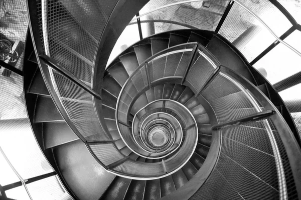 Спиральная лестница внутри городской башни в Нью-Йорке — стоковое фото