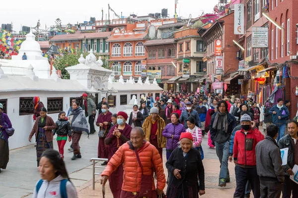 Pilger an der Boudhanath Stupa in Nepal — Stockfoto