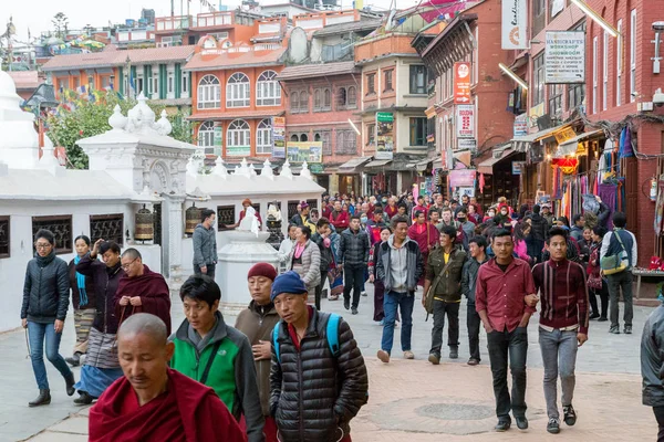 Pilger an der Boudhanath Stupa in Nepal — Stockfoto