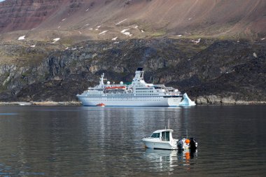 Qeqertarsuaq Harbor'da, Grönland demirlemiş gemi cruise