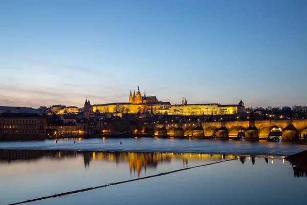 Château de Prague et pont Charles — Photo