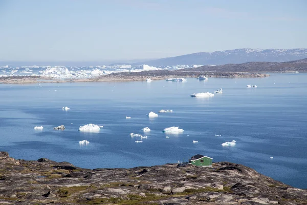Batı Grönland yeşil ahşap ev — Stok fotoğraf