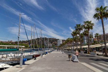 İspanya, Malaga 'da deniz kenarındaki gezinti güvertesi Muelle Uno