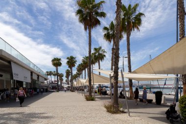 İspanya, Malaga 'da deniz kenarındaki gezinti güvertesi Muelle Uno