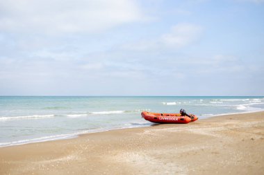 Lokken Beach 'de cankurtaran kauçuk tekne
