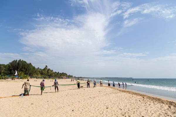 Pescadores en Uppuveli Beach en Trincomalee, Sri Lanka — Foto de Stock