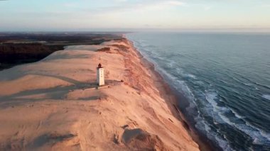 Danimarka 'da Rubjerg Knude deniz feneri hava drone görünümü