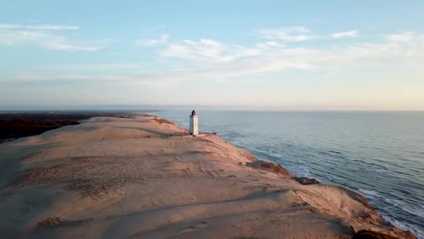 Вид на маяк Rubjerg Knude в Дании — стоковое видео