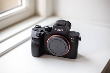 Sony A7iii aynasız fotoğraf makinesinin yakın çekimi