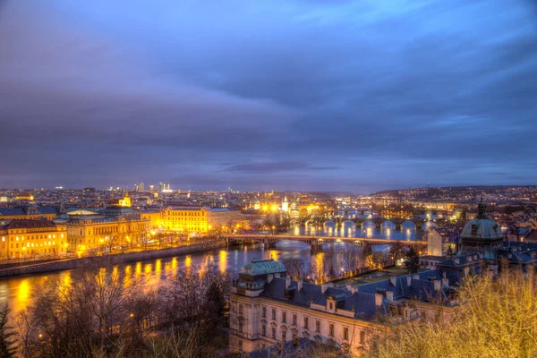 Prags stadsutsikt med broar över floden Vltava — Stockfoto