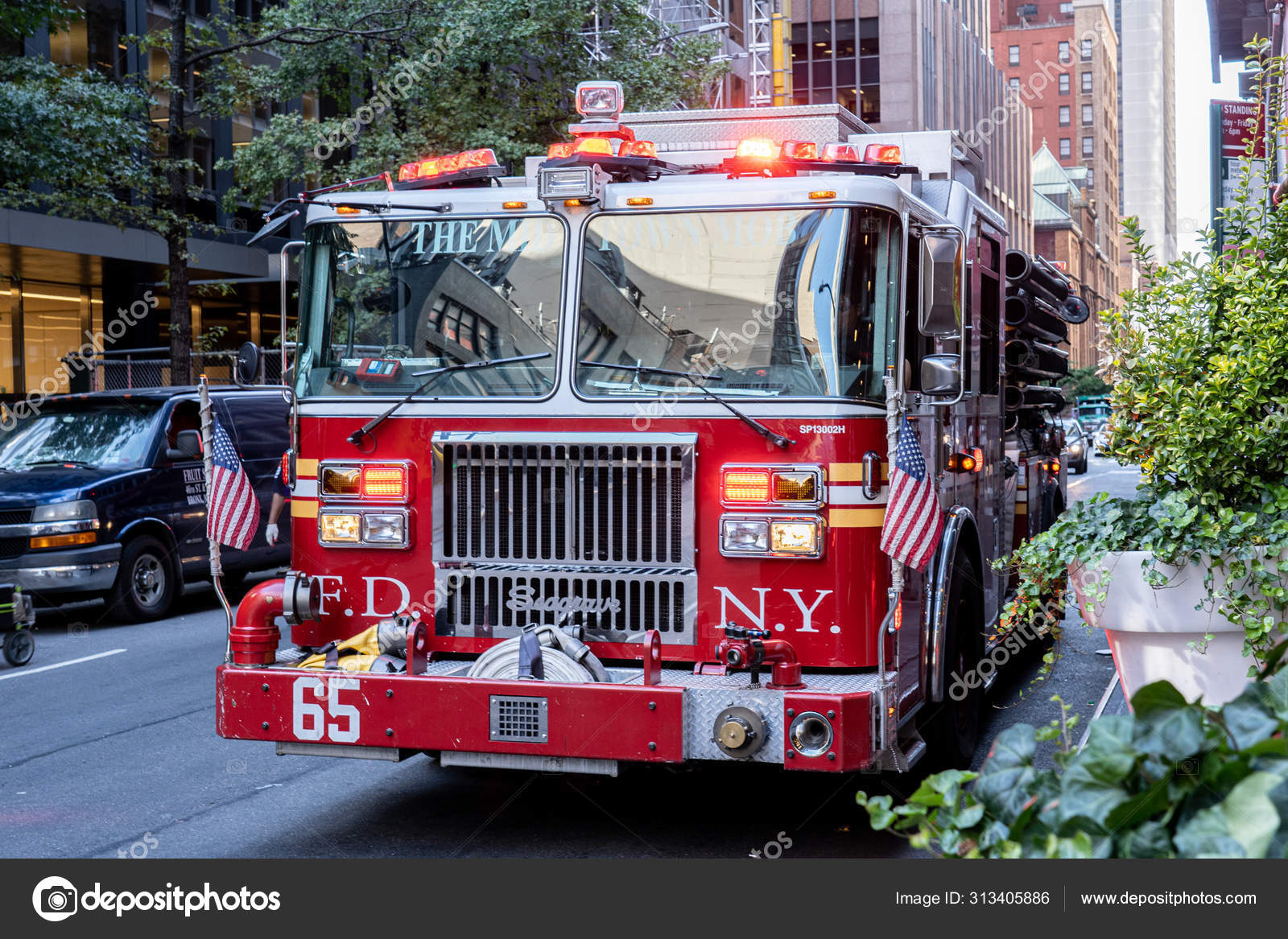 Un Grand Camion De Pompiers Rouge à Manhattan Photographie éditorial -  Image du américain, véhicule: 102591437