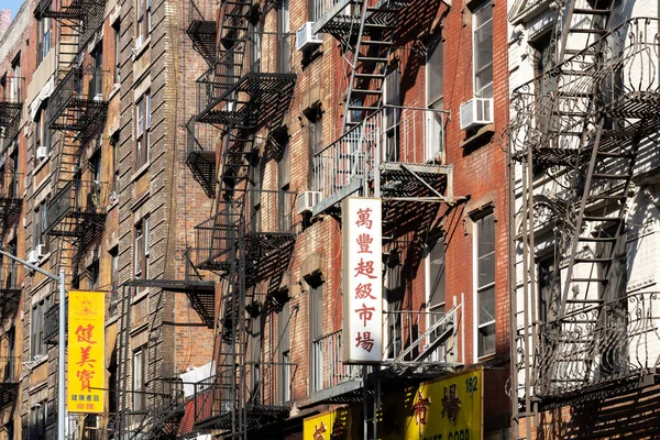 Κτίρια με έξοδο κινδύνου στην Chinatown, Nyc — Φωτογραφία Αρχείου