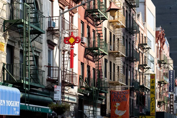 Κτίρια με έξοδο κινδύνου στην Chinatown, Nyc — Φωτογραφία Αρχείου