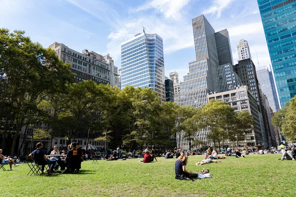 Personas en Bryant Park, Nueva York —  Fotos de Stock