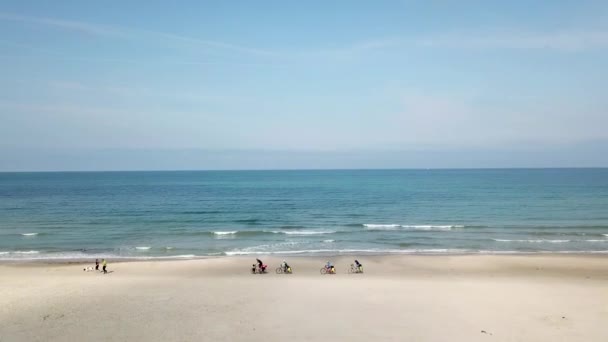 Велогонщики на песчаном пляже в Локкене, Дания — стоковое видео