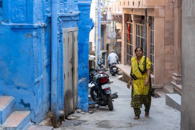 Jodhpur, Hindistan sokaklarında bir kadın