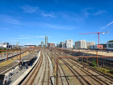 Kopenhag, Danimarka - 03 Eylül 2025: Arka planda ufuk çizgisi olan demiryolu raylarına bakın