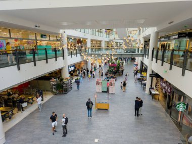 Kopenhag, Danimarka - 7 Eylül 2025: Frederiksberg Alışveriş Merkezi içindeki insanlar.