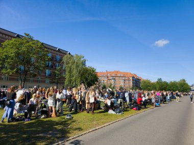 Kopenhag, Danimarka - 7 Eylül 2025: Norrebro bölgesindeki bit pazarındaki insanlar