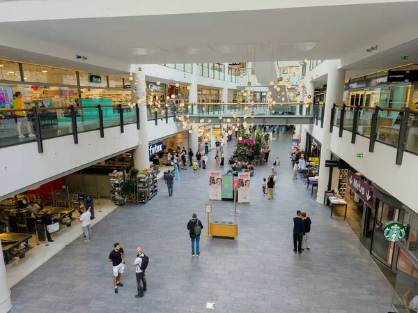 Kopenhag, Danimarka - 7 Eylül 2025: Frederiksberg Alışveriş Merkezi içindeki insanlar.