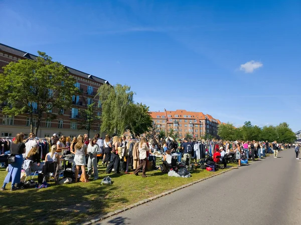 Kopenhag, Danimarka - 7 Eylül 2025: Norrebro bölgesindeki bit pazarındaki insanlar