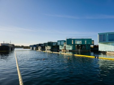 Kopenhag, Danimarka - 07 Eylül 2025: Refshaleoen ilçesindeki Sondre Refshalebassin limanındaki insanlar