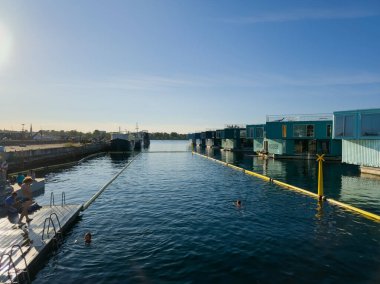 Kopenhag, Danimarka - 07 Eylül 2025: Refshaleoen ilçesindeki Sondre Refshalebassin limanındaki insanlar