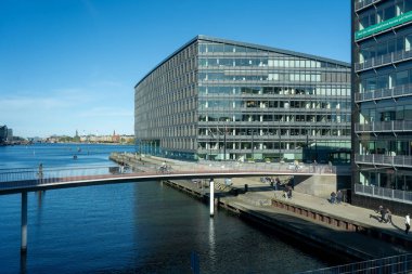 Kopenhag, Danimarka - 5 Mayıs 2025 Bisiklet Yılanı üzerindeki bisikletçiler, ikonik bir bisiklet köprüsü