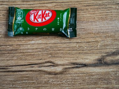 A Coruna, İspanya - 28 Mart 2018 - Kitkat yeşil çay Chololate gofret Snack Japonya ahşap arka plan kopya alanı ile üzerinde