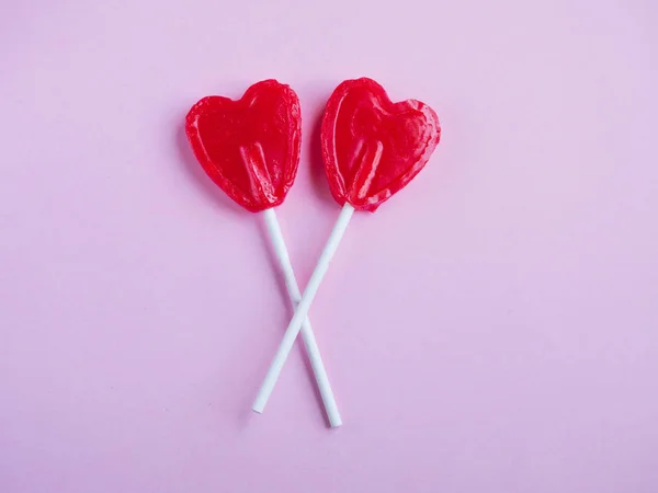 Два Красных Сердечка Леденец Розовом Фоне — стоковое фото