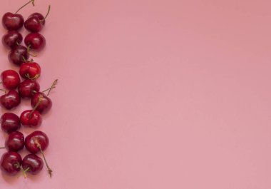 Pembe arka plan üzerinde metin kopyalama yeri olan kiraz