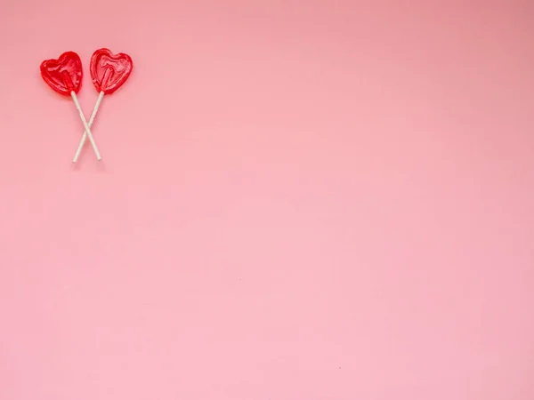 Два Красных Сердечка Леденец Розовом Фоне Копией Пространства — стоковое фото