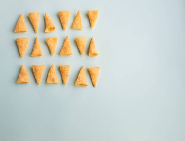 Mısır koniler desen kopya alanı yeşil zemin üzerine