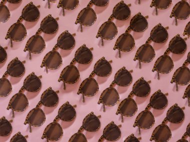 Pembe bir arka plan üzerinde güneş gözlüğü şekli